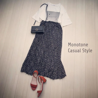 ビックシルエットのチュニックTシャツをあえてインして着用‬ ‪プリーツスカートはモノトーンのレオパード柄を選んで今年らしいスタイリングに♡‬ ‪サンダルのオレンジがコーディネートのアクセントに♡‬ ‪