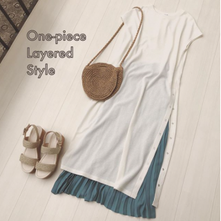 ラインのワンピースは丈が長めなので1枚で着るのもOK‬ ‪サイドの釦を外せば長めのスリットになるのでプリーツスカートを重ねて見せるのもGood♡‬ ‪釦なのでスリットの長さは調整可能なのがうれしい♪‬