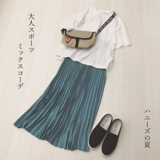 胸ポケットがアクセントになったゆるTシャツにプリーツスカートを合わせた大人カジュアルスタイル‬ ‪プリーツスカートがガーリーなのであえてメッセンジャーBagやスリッポンを合わせてスポーツMixコーデに☆‬
