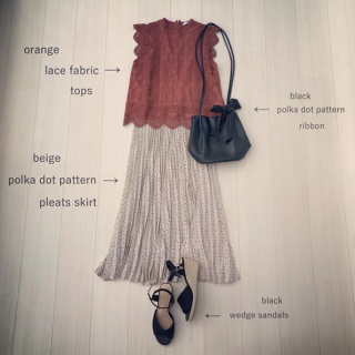 レースのトップスは今年らしいカラーのオレンジをチョイス♡ ドット柄のプリーツスカートを合わせてトレンドを取り入れた大人かわいいスタイリングに♡