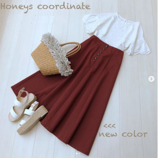 茶色がかったくすみ系の赤い色を夏っぽく白でまとめたコーディネート。ブラウスのレースがさらに夏っぽさをプラスしてリゾート感も満点♡