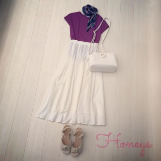 フレンチ袖のリブトップスはカジュアルコーデにもガーリーコーデにも使えるシンプルデザイン‬ ‪白のロングスカートに合わせてさわやかな夏のガーリースタイルに♡‬ ‪プリーツスカーフをコーディネートのアクセントに♪