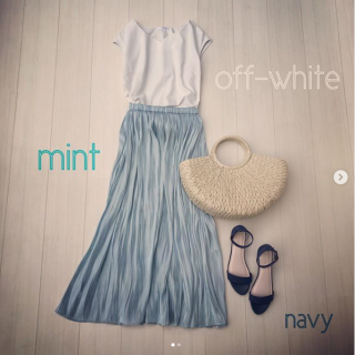 ハートネックが可愛いブラウスは後ろにビジュー釦があしらわれた女子力高めなアイテム♡ ボトムは大人気のギャザーロングスカートを合わせてオフ×ミントの爽やかコーデに