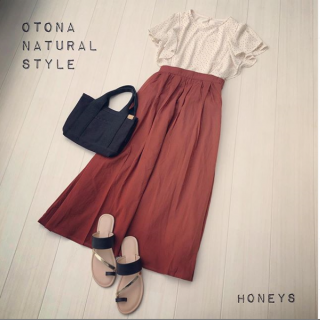 ドット柄のトップスはフレアスリーブのデザインで二の腕もカバー出来ちゃううれしいアイテム♡ オレンジのロングスカートは今買って秋まで使えるうれしい1枚♡ キャンバスのミニトートとトングサンダルで大人なナチュラルスタイルに