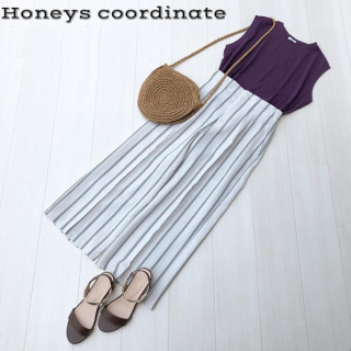 全身トータル一万円以下コーデ！ 印象的なストライプの白パンツをノースリーブトップスで抜け感のあるフェミニンスタイルに。トップスのパープルが知的さもプラス。