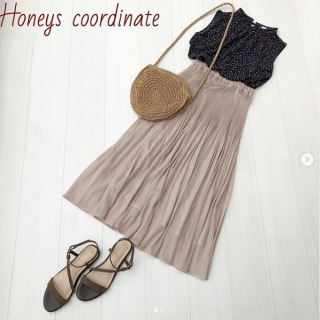 全身トータル一万円以下コーデ！ 細かいプリーツとラメで動くたびに表情が変わるスカート。優しい花柄のブラウスでシンプル＆ガーリィなスタイリングに。