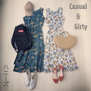 大きめの花柄が可愛いワンピースをカジュアル＆ガーリーに着こなし♪‬ ‪白ベースの花柄はヒールを合わせて可愛らしいコーディネートに♡‬ ‪グリーンベースの花柄はスニーカー合わせでカジュアルなスタイリングに‬ ‪リュックやキャップを合わせてとことんカジュアルにしちゃうのも◎‬