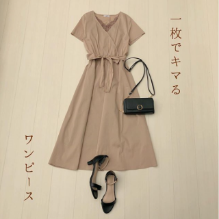 カシュクールデザインのワンピースは同系色のインナーをチラ見せで大人な印象に♡ ベージュ系のワントーンコーデには黒小物を合わせるとコーデがしまるのでおすすめ♡
