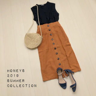 黒×オレンジの配色がかわいい大人スタイル♡ ナロースカートは大きめの釦使いがポイント♪