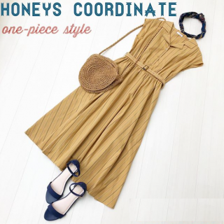 イエローとネイビーでビンテージライクなスタイリング。 ワンピースのレトロ調ストライプがかわいくて目を引くポイント。