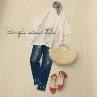 前後差のあるチュニック丈Tシャツはシンプルなのにおしゃれにキマる優れもの♡ プリーツ加工のスカーフを合わせて大人カジュアルにスタイリング♪