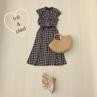 フリル＆チェックという女の子が大好きな要素を盛り込んだワンピース♡ 着るだけでサマになるうれしい1枚♪ 夏小物を合わせて夏のお出かけにピッタリなスタイリングに♡