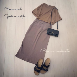 ゆったりサイズのロゴTシャツをナロースカート合わせで大人カジュアルにスタイリング♡ 秋色ブラウンカラーのワントーンコーデで季節先取りのコーディネートに♡