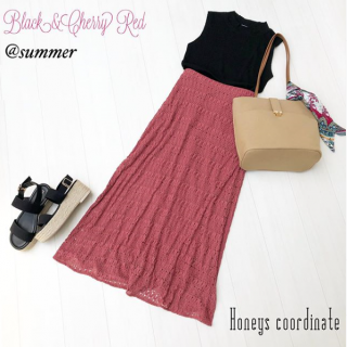 くすみピンクが目を引くレースのロングスカートはベーシックカラーで合わせのアイテムを整えて大人っぽく仕上げるのがおすすめ。