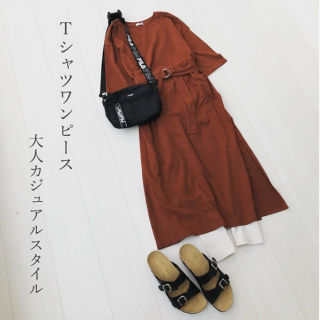 左サイドに深いスリットが入ったTシャツワンピはブラウン系を選ぶと今年っぽいスタイリングに♡ 着丈が長めなので、ショートパンツを中に合わせて着るのもオススメ♡
