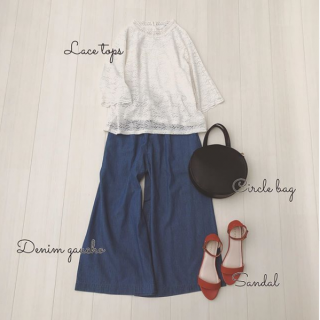 6分袖のレーストップスは透け感があるので今から使えて秋口までOK♪ レースとの相性がいいデニムボトムを合わせて差し色にオレンジのサンダルをチョイス♡