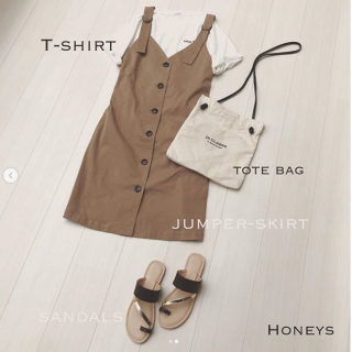 IラインのジャンスカにゆるめTシャツを合わせたカジュアルコーデ♡ Tシャツのバックプリントが見えるデザインなのでシンプルに見えて後ろ姿まで抜かりないスタイリングに♡