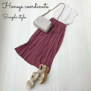 少しパープルがかったくすみピンクが今の気分にピッタリ！ トップスも小物も優しいカラーを合わせてフェミニンな印象のコーデに。