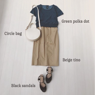ドット柄がかわいいブラウスは裾がシャーリングのデザインなので着るだけでこなれ感のある着こなしになる優れもの♡ ナロースカートを合わせてブラウスを主役にしたシンプルなスタイリングに♡