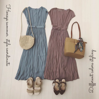 シンプルワンピでおそろコーデ♡ いますぐ着れちゃう夏小物合わせのスタイリング＆秋色を意識した小物合わせのスタイリング♡ 小物をチェンジしてもどちらの色にも合わせられるのでお好みの色をチョイスして♡