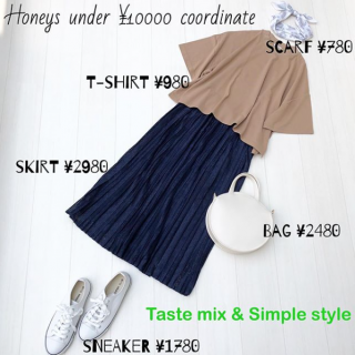 シンプルアイテムで構築するテイストミックスコーデ。 レースでフェミニンさを、ボックスシルエットのトップスとスニーカーでスポーティのエッセンスもプラス。