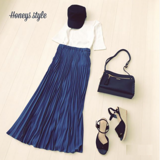 きれい色のプリーツスカートでシンプル大人スタイル♡ スカートを主役にしたいから合わせのアイテムはモノトーンで揃えてスカートのブルーを引き立てて♡