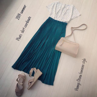 ネックレスがセットになったブラウスはドット見えする柄がかわいい1枚♡ 柄に色が入ってるのでボトムは何色をチョイスしてもOK♪ ボトムを濃いめのカラーにしたときは小物をニュアンスカラーでまとめてあげると重くなりすぎなくて◎