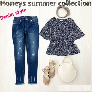 ぺプラムシルエットがかわいらしい小花柄ブラウスに合わせてダメージデニムも『かっこいい』から『かわいい着こなし』にシフトチェンジ！ ネイビーベースの花柄なら品の良く、フレア袖が程よい甘さもプラス。