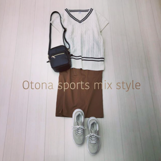 ゆったりサイズのチルデンニットベストは今季注目のアイテム♡ シンプルなアイテムを合わせてニットを主役にしたコーディネートに♪