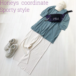 Tシャツ＆スニーカーコーデが楽ちんおしゃれ！くすみカラーのチュニックにリブパンツでトレンドも抑えたスポーツミックスコーデはいかが？