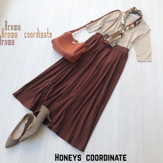 ネイビーやクロコーデのようにコーデにきちんと感をだしつつ、さらに柔らかさや深みを出してくれるのがブラウンコーデ♡ ロングスカートにTシャツのシンプルなワンツーコーデもトレンド感と清潔感をキープ。