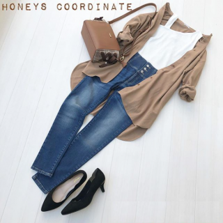 ビックシャツのボリューム感をスキニーですっきり。定番の合わせではあるけれどオーバーショルダーでシャツを羽織ったり小技を効かせて着こなして♡