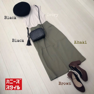 アイボリー×カーキのアースカラーコーデ♡ 黒小物でアクセントを付けつつ足元はあえてブラウンを合わせて優しい印象に♡