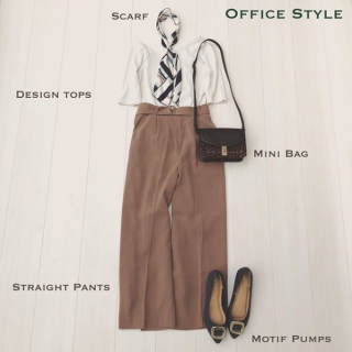 アシメネックのトップスをキレイめスタイルにコーディネート♡ パンプスとスカーフの柄に入ってる色でキレイ色をプラス スカーフは首に巻く以外にもヘアアクセとしてもGood！