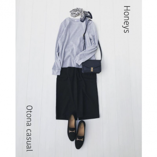 ワッフルT+ナロースカートのシンプルスタイルを小物使いで大人カジュアルなスタイリングに♡ スニーカーやキャップじゃなくローファーやスカーフを合わせることでカジュアルになりすぎない大人なコーディネートに