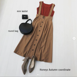 サスペンダー付きのフレアスカートは釦使いがポイント♡ 小さめBagでもジャマにならないうれしいサイズ感のミニ財布は小銭もお札も分けて管理できるものうれしい♪