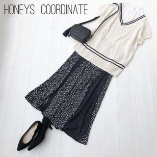 柄ミックスが技アリなロングスカートにはゆるっとしたサイズ感がおしゃれ見えするニットベストを合わせて。 着やすさもあってで大人っぽい、感度高めなコーデの出来上がり♡