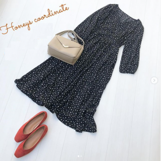 ドット見えするアニマル柄がさりげなくてかわいいワンピース。ウエストのデザインがコルセット風でスタイルアップもかなう優秀アイテム！