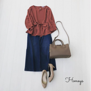 ぺプラムデザインのブラウスは共布のリボンベルトがポイント♡ キレイめコーデにはもちろんデニムを合わせてカジュアルダウンした着こなしも◎