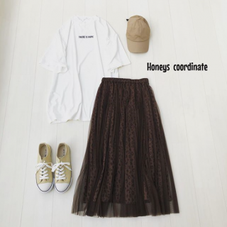 プチハイネックのチュニックTにアニマル柄のチュールプリーツスカートを合わせたカジュアルスタイル♡ ベージュ小物を合わせて今年らしいスポーツMixなスタイリングに♪