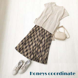 肌の露出は夏仕様で、コーデの素材感で秋先取り。ゆるサイズのニットベストが首元や腕を華奢に見せてくれるスタイルアップコーデ。