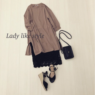 ボリューム袖のTシャツチュニックをレースのタイトスカート合わせでレディライクにコーディネート♡ 小さめのBagを合わせてカジュアルだけどキレイ見えするスタイリングに♡