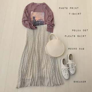 フォトプリントのTシャツはニュアンスカラーを選ぶのがオススメ♡ ベージュのプリーツスカートを合わせてやわらかな印象のコーディネートに♡