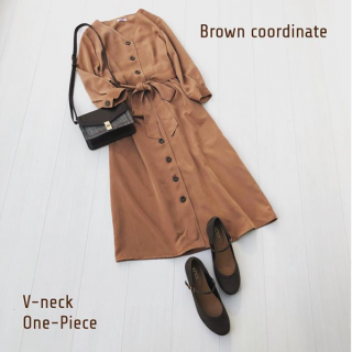 釦使いのワンピースの新作が登場♪ 小物も含めてブラウンでまとめた秋先取りのコーディネート♡