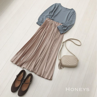 くすみパステルのミントカラーのブラウスを主役にした大人ガーリースタイル♡ スカートやBagもくすみカラーなので足元に濃いめの色を合わせてコーディネートのアクセントに☆