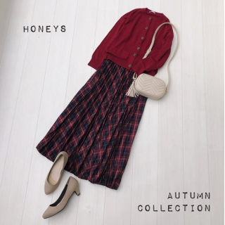 大きめ釦がアクセントのカーディガンをトップスとして着用♪ チェックのプリーツスカートもアカを選んでワントーンコーデに♡