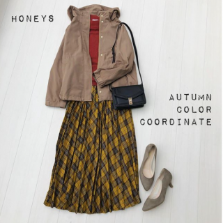 オレンジのニットをアクセントにしたwarmカラーコーディネート♡ 黒のミニBagがコーデを引き締めるポイントに