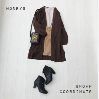 ロングカーデを主役にしたブラウン系のグラデーションコーデ♡ ミニBagとブーツを黒で合わせてアクセントに