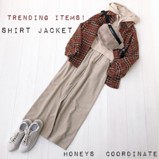 オーバーサイズのシャツジャケットにはパーカー合わせがテッパン！コーデュロイのゆるパンでラフに、同じトーンで合わせておしゃれに。