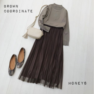 ブラウンのチュールスカートを主役にしたワントーンコーディネート♡ Bagはアイボリーを選んでやさしい印象に